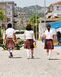 Okula gitmeyen 5 çocuktan 4'ü kız!