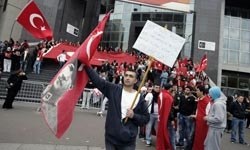 Paris'te terörü kınayan Türklere çirkin saldırı