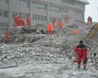 Enkaz kaldırma çalışmalarına kar engeli