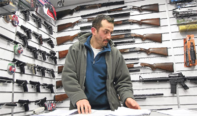 Pasaportu gösteren tüfek alıyor