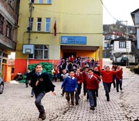 Bu okulda teneffüs yola açılıyor