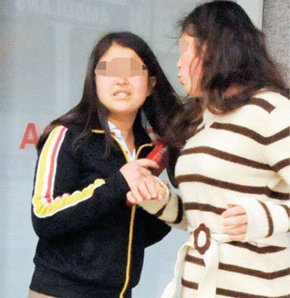 Liseli kızlara bıçakla saldırdı