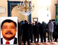 Namazda telefonu çaldı, imama kafa attı