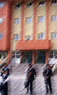 Polisler sınıfı basıp yiyecekleri topladı