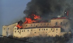 Sigara içmek isterken 700 yıllık kaleyi yaktılar