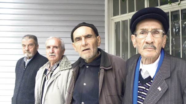 Huzurevi müdürü yaşlıları dolandırdı