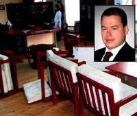 Liseliler okulda öğretmen dövdü