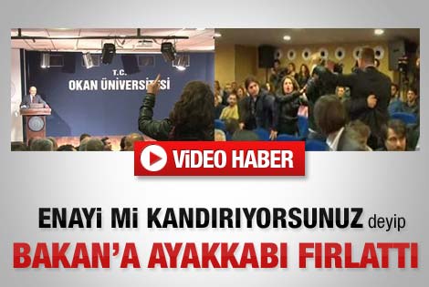 Bakan Bayraktar'a ayakkabı fırlattılar - Video