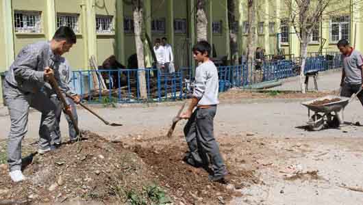 Beden eğitimi dersinde öğrencilerin işçi gibi çalıştırılmasına inceleme