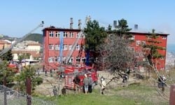 Okulun çatısı yandı
