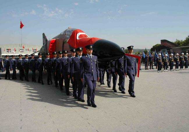 Astsubaya zam, uzman erbaşa emeklilik geliyor