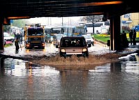 Sağanak yağmur İstanbul'u felç etti