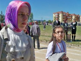 Kaymakam türbanlı öğretmeni görünce