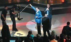 Tatlıses dimdik ayakta