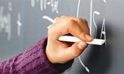 Öğretmen de okulu kırıyor