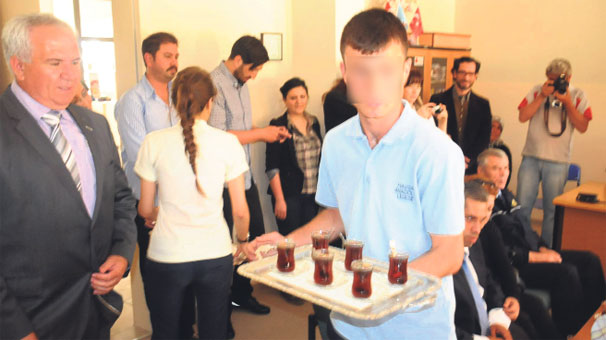 ‘Garsonluk’ yaptırılan öğrencilere soruşturma