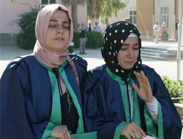 Başörtülüye ödülünü vermeyen müdür gitti!