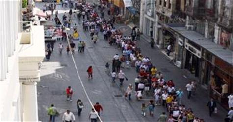 İstiklal Caddesi'nde eğitim kuyruğu