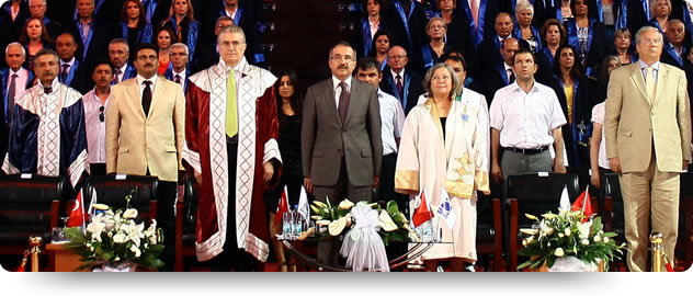 İstanbul Aydın Üniversitesi'nde Mezuniyet Sevinci