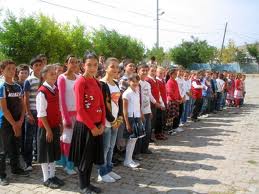 Vali Yüksel'den 'öğrencilere zorla kıyafet aldırmayın' genelgesi