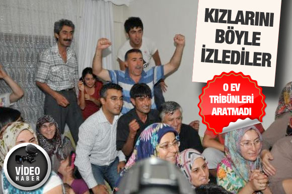 Kızlarını evde böyle izlediler