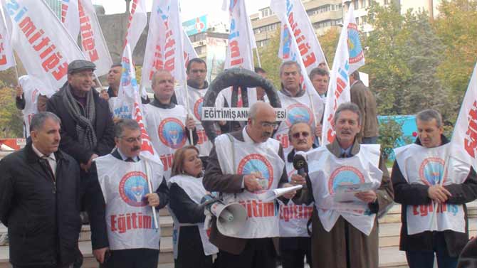 EĞİTİM-İŞ'TEN MEB'E SİYAH ÇELENK