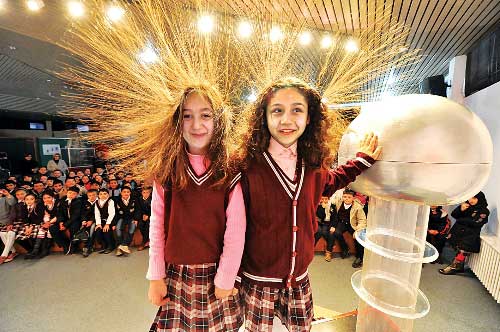 Çocuklar bilimi eğlenerek keşfediyor