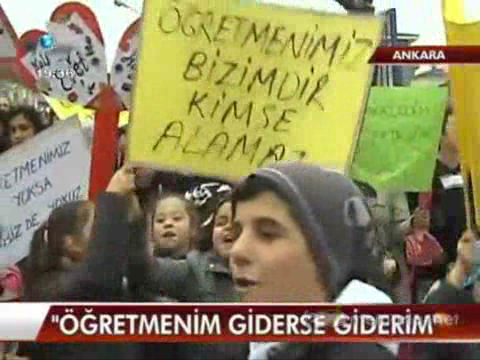 Öğrencilerden öğretmenimizi geri verin eylemi