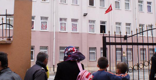 Kız öğrenci kendisini 4. kattan aşağı attı.