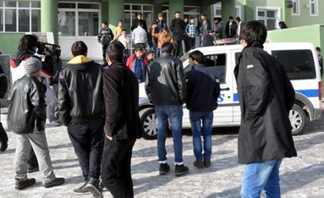 Okul koridorunda öğretmenini bıçakladı