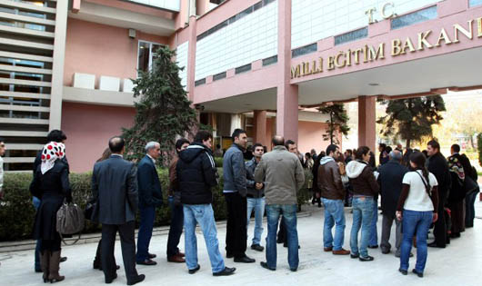 Dinçer: Ağustos'a kadar öğretmen ataması yok