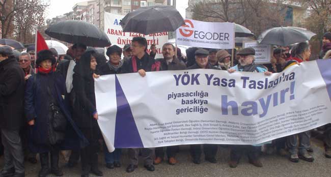 YÖK'E KARŞI AKADEMİSYENLERLE YÜRÜDÜK