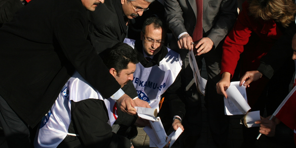 Zamları yetersiz bulan memurlar bordro yaktı