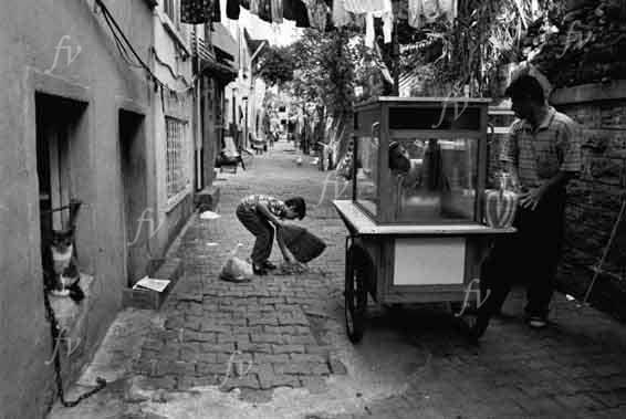 MEB: Okul çevresindeki seyyar satıcılar önlensin