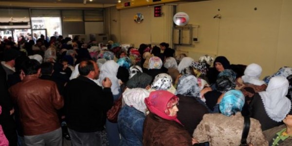 Kadınların eğitim parası izdihamı