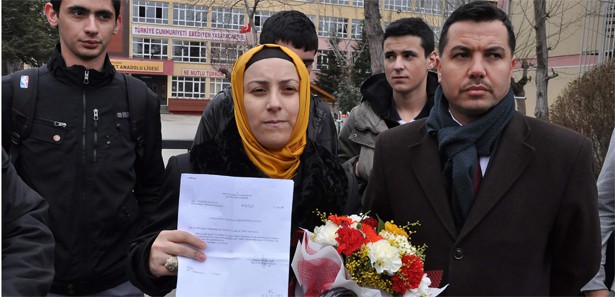 Başörtülü öğretmen okuldan atıldı!