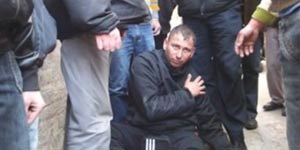 Öğretmeni yol ortasında beyzbol sopasıyla dövdüler