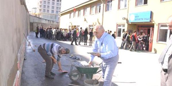 Okulun bahçe duvarının kaplaması müdürden