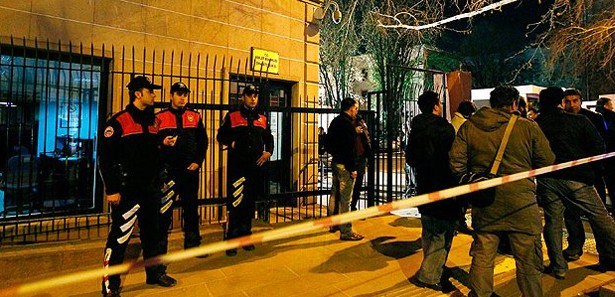 AK Parti ve bakanlık önünde patlama: 2 yaralı