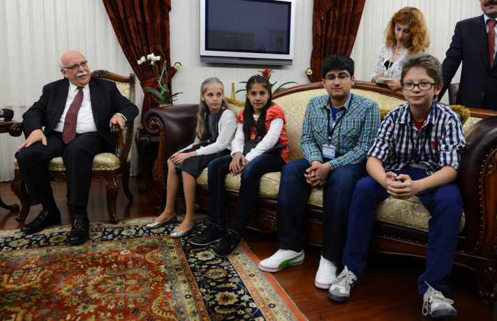 Nabi Avcı, koltuğu isteyen her öğrenciye devretti.