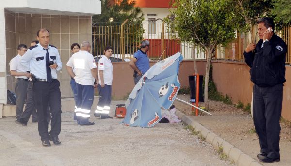 Lise öğrencisi okul bahçesinde ölü bulundu