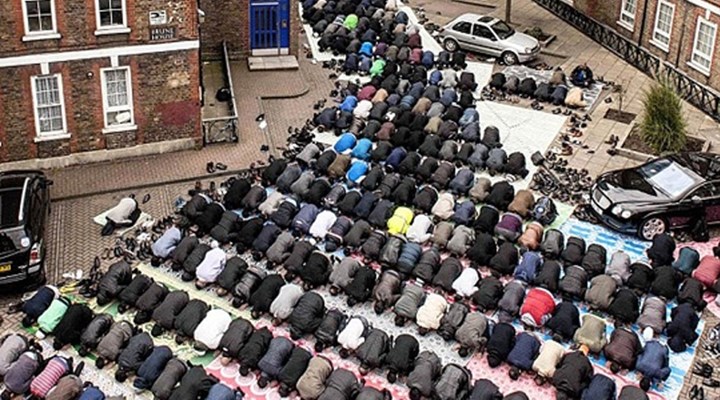 İngiltere'de İslamiyet geleceğin dini gösterildi