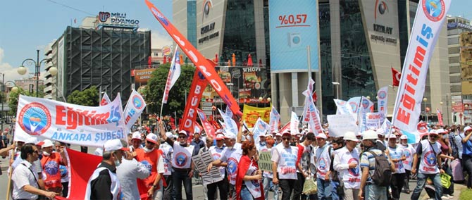 Öğretmenler Alanlara Sığmadı