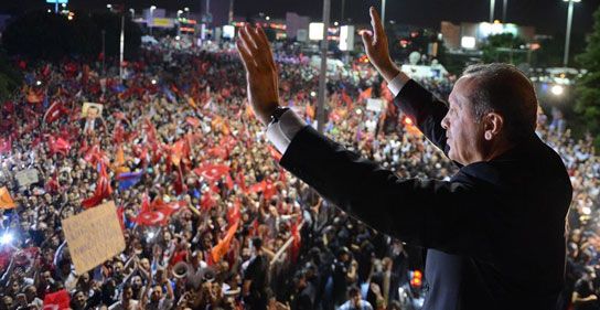 Gece mitinginde balkon konuşması