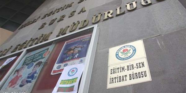 Milli Eğitim Müdürlüğü girişine sendika tabelası astılar