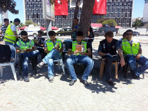 Duran adam, okuyan polis!