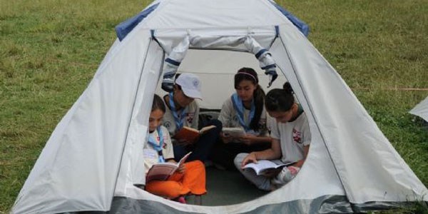 İzci kampına katılan çocuklara silah eğitimi verildi