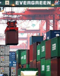 İthalat 3 yıl geriye gitti dış ticarette endişe arttı