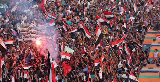 Tanklar Mısır devlet TV'sinin önünde