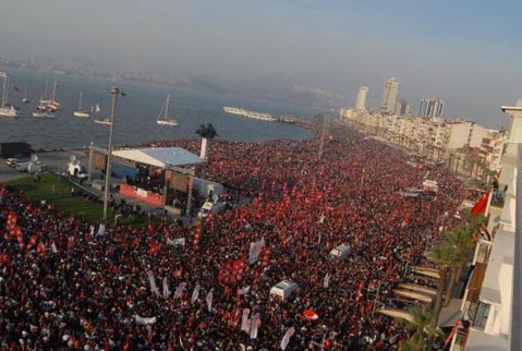 100 bin İzmirli 'Andımız'ı okudu